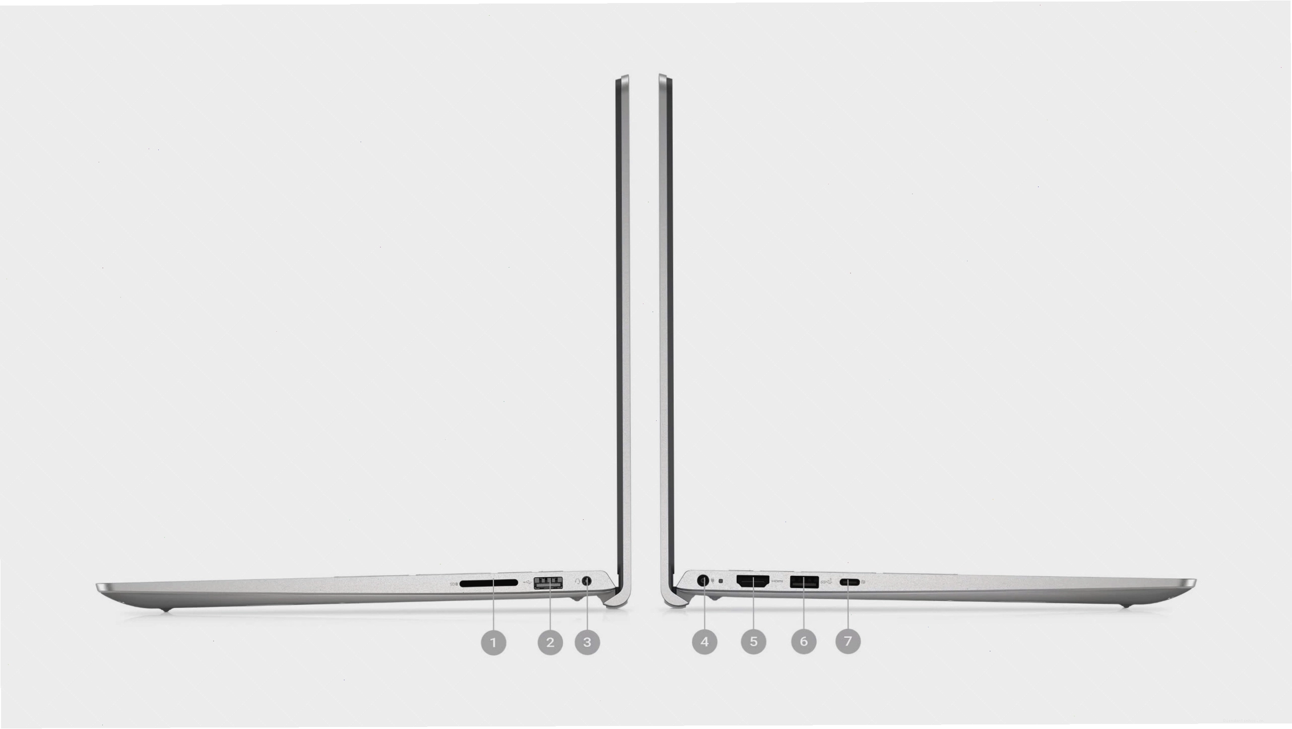 Laptop Dell Inspiron 15 3520 đặt trên bàn làm việc