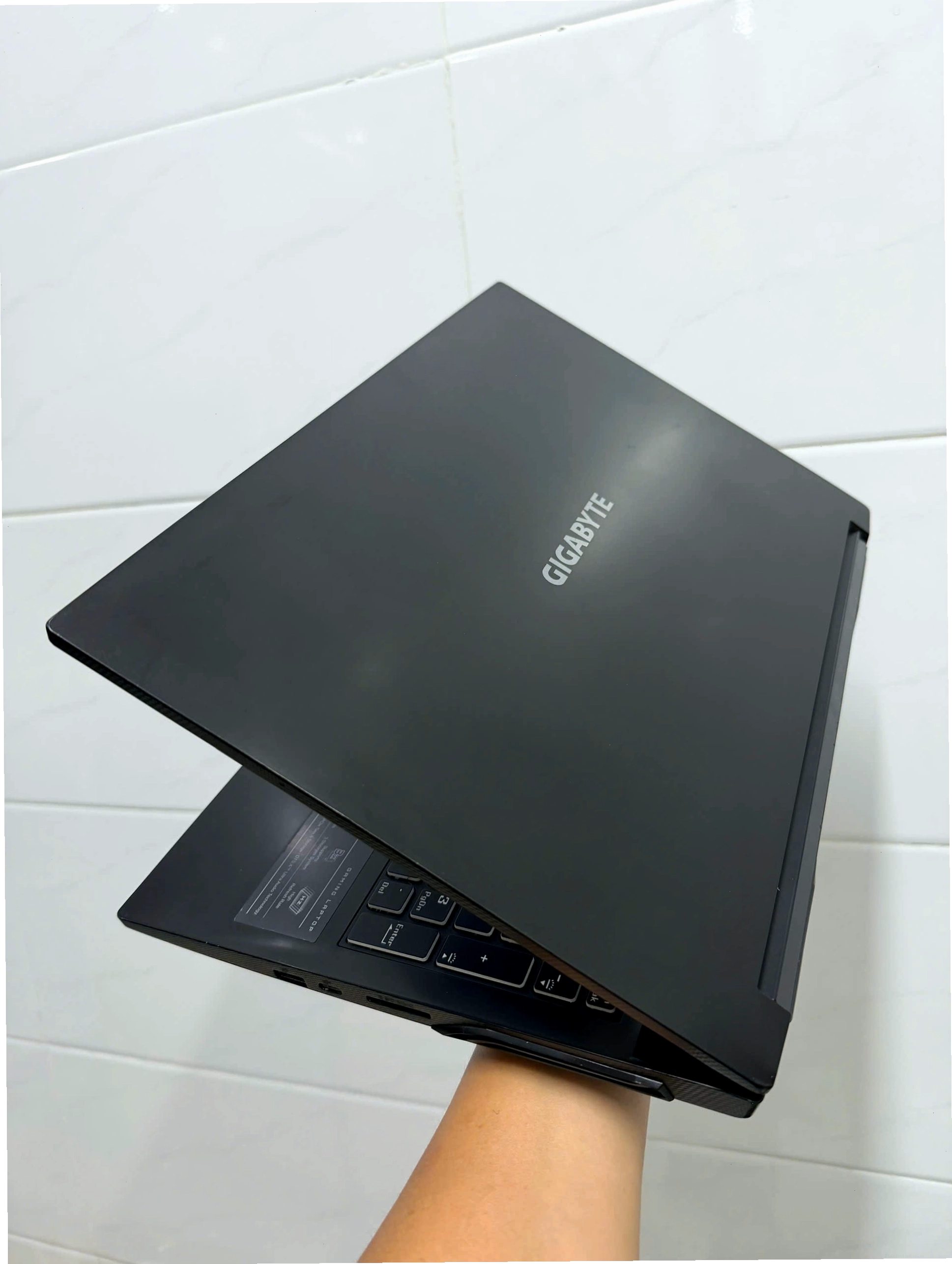 Laptop Gigabyte G5 với thiết kế gaming mạnh mẽ