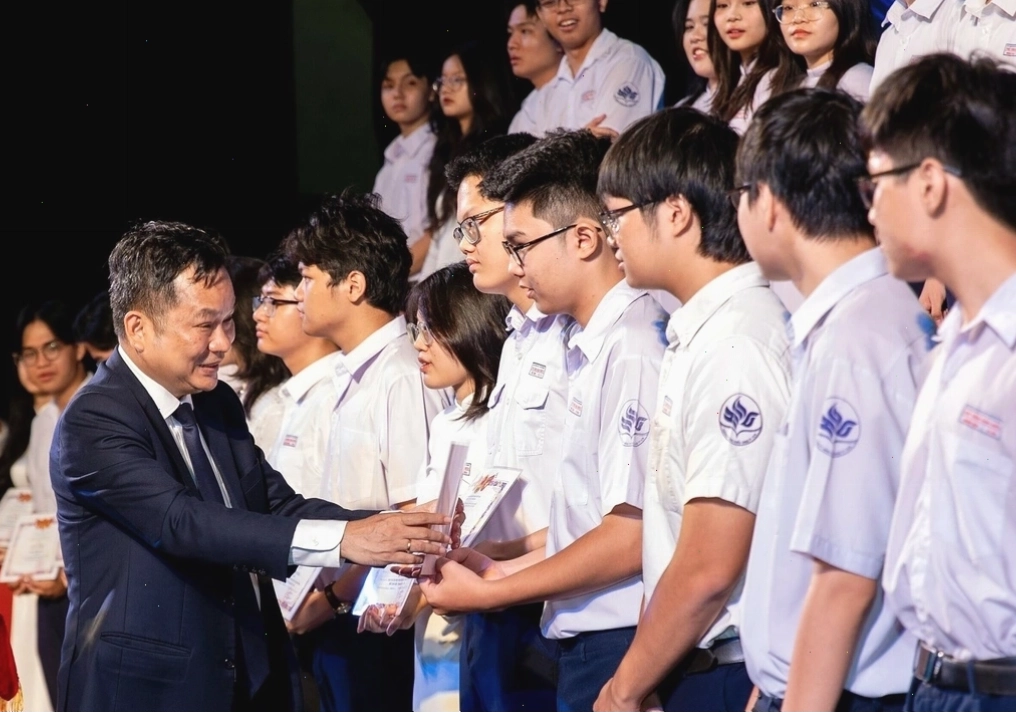 Lễ trao thưởng cho học sinh xuất sắc