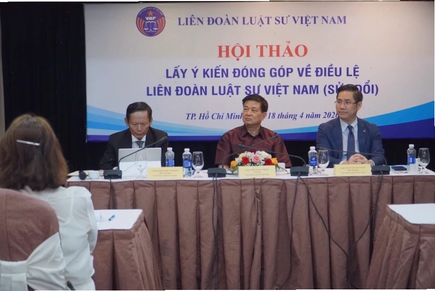 Luật sư đang nghiên cứu hồ sơ vụ án
