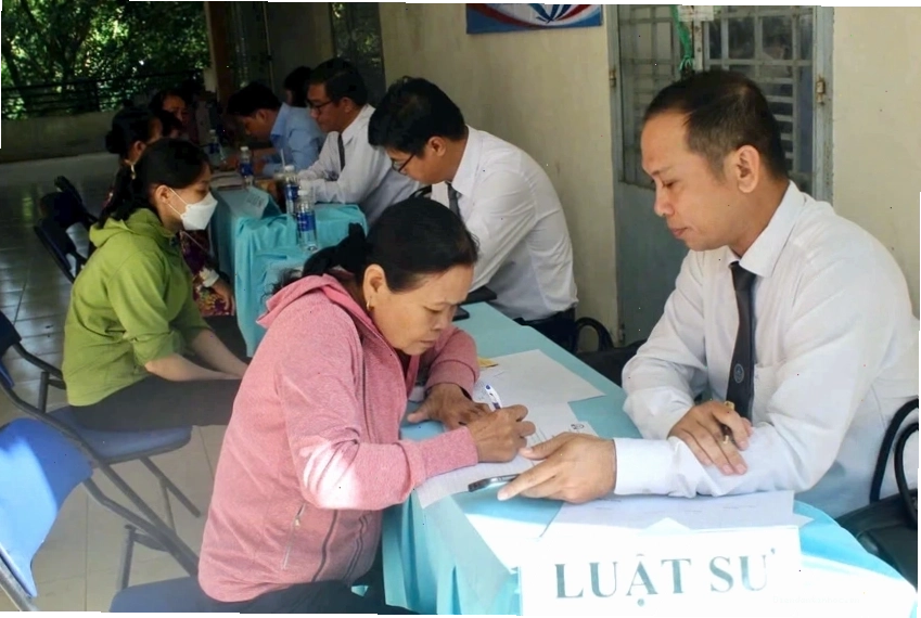 Luật sư thuộc Đoàn Luật sư TP.HCM tư vấn pháp luật cho người dân