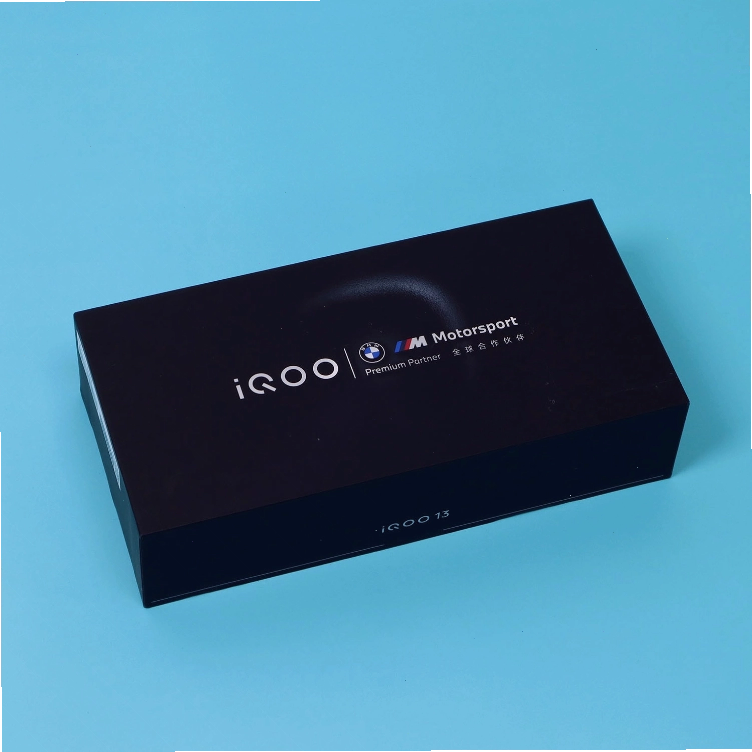 Mặt lưng Vivo iQOO 13 với cụm camera nổi bật