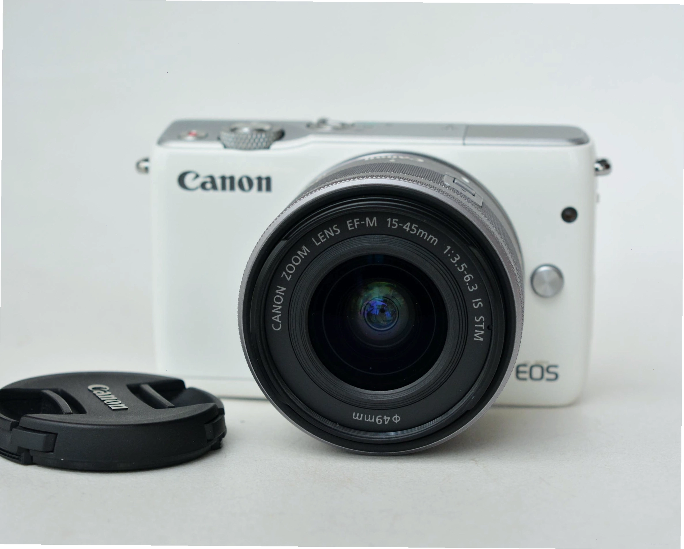 Máy ảnh Canon EOS M10 với ống kính EF-M 15-45mm