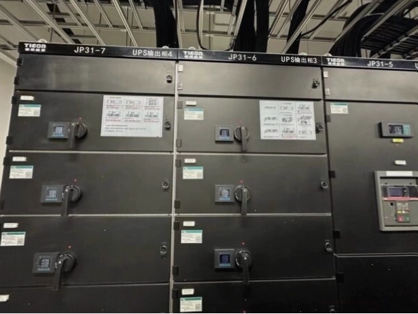 Minh họa bộ nguồn power supply modular với các dây cáp được kết nối gọn gàng