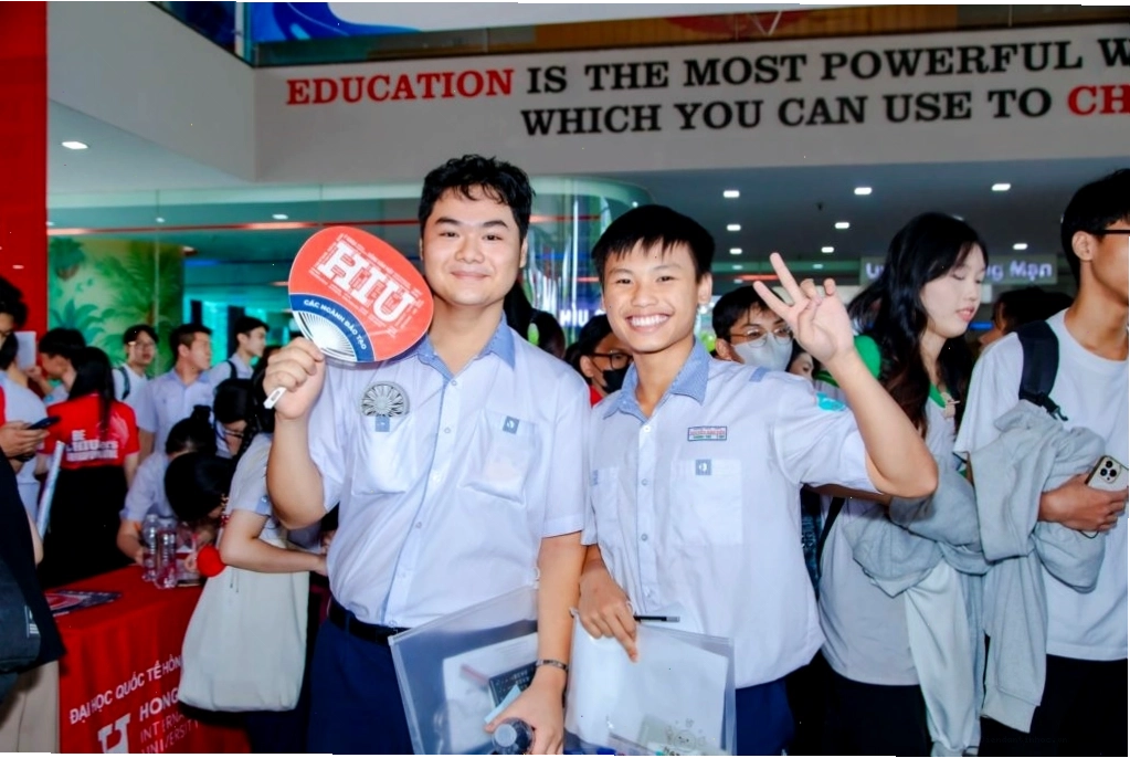 Minh họa: Thí sinh xem điểm xét tốt nghiệp THPT 2026