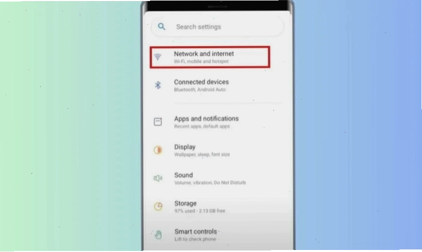 Mở Cài đặt trên Samsung, sau đó chọn Network & Internet để tìm tùy chọn VPN