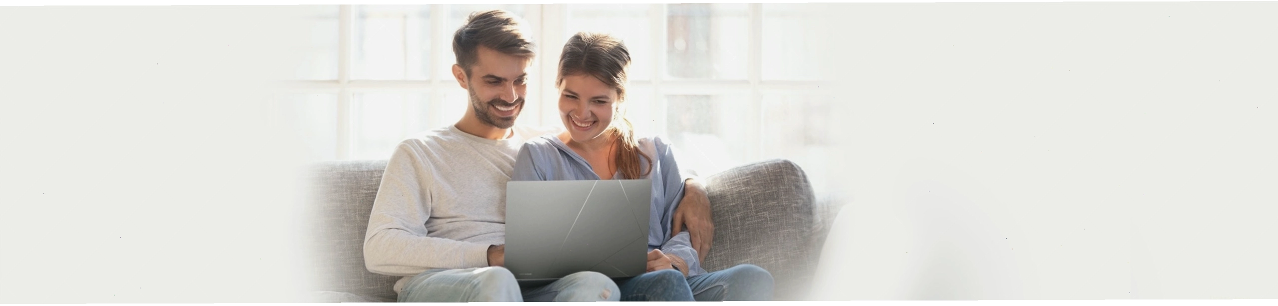 Một người đang sử dụng laptop với phần mềm McAfee được hiển thị trên màn hình