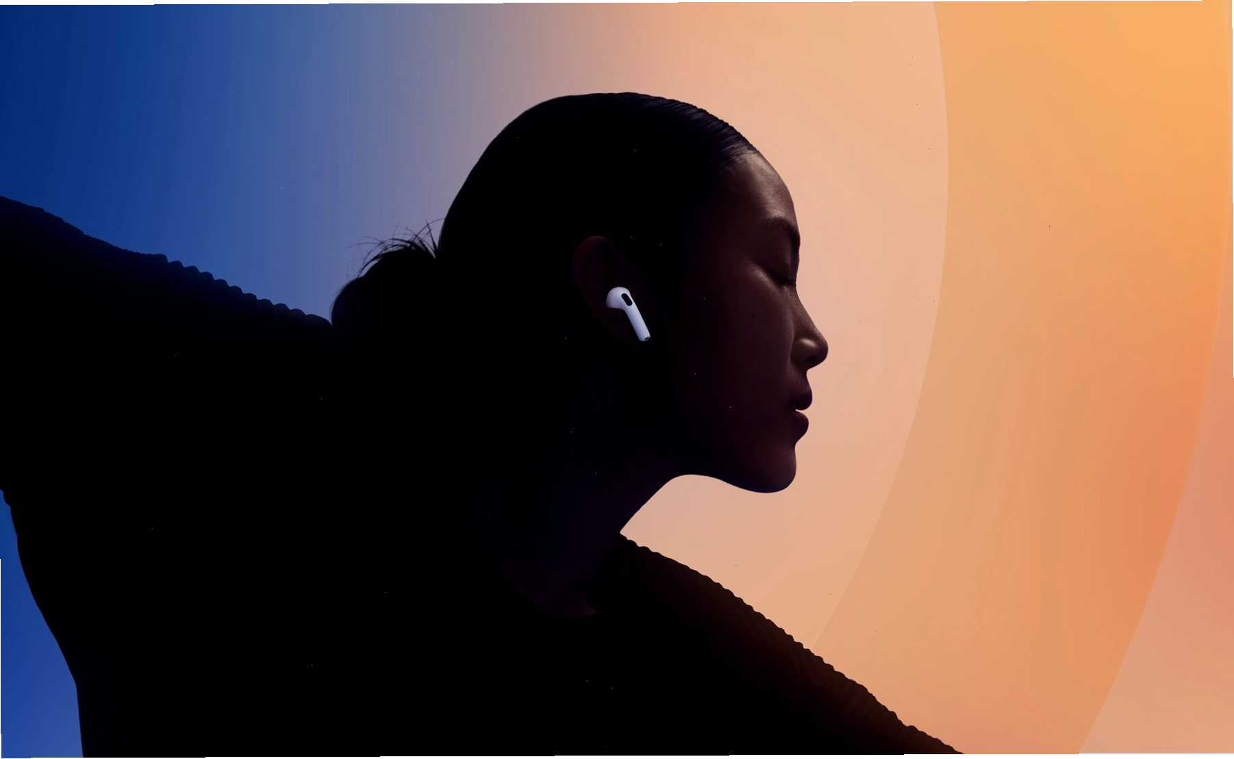 Một người đeo AirPods 4 đang nhảy múa thưởng thức âm nhạc