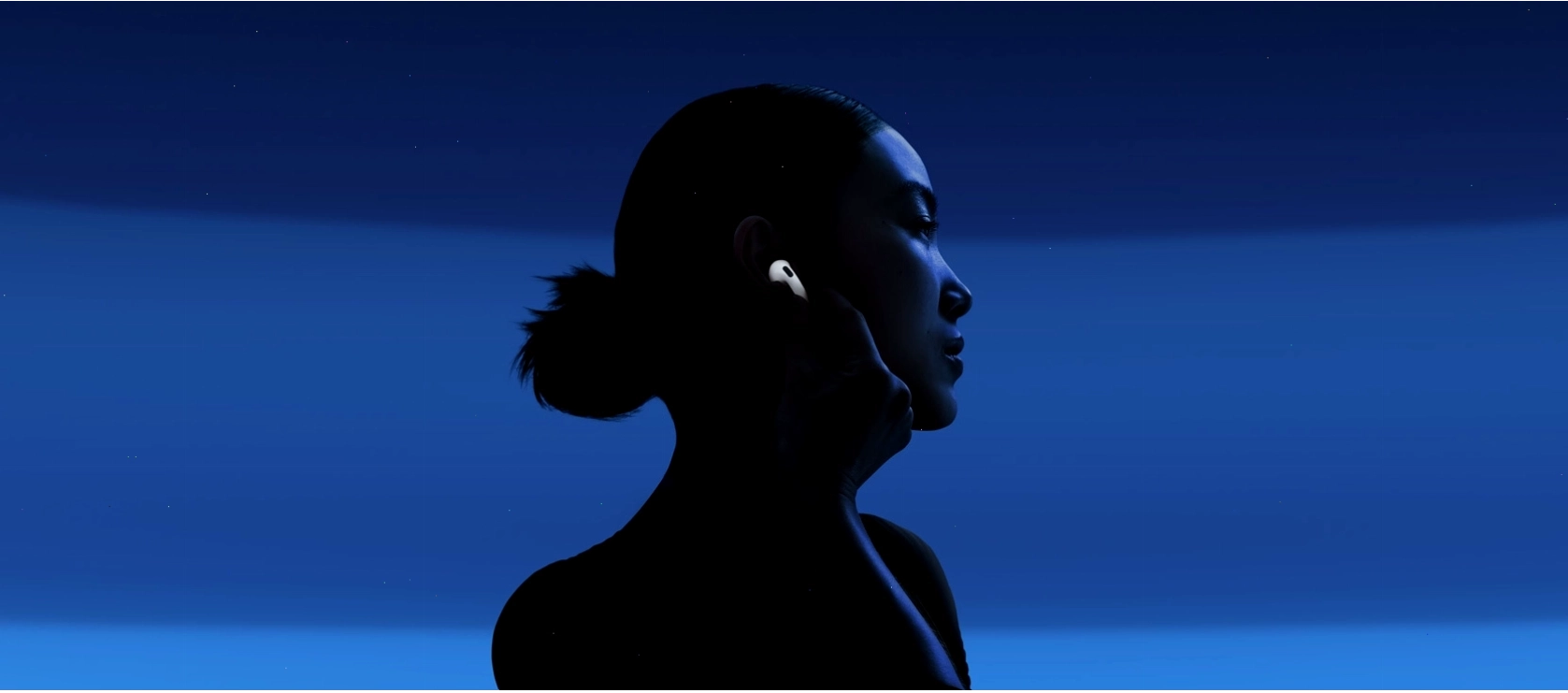 Người dùng bật tính năng Khử Tiếng Ồn Chủ Động trên AirPods 4