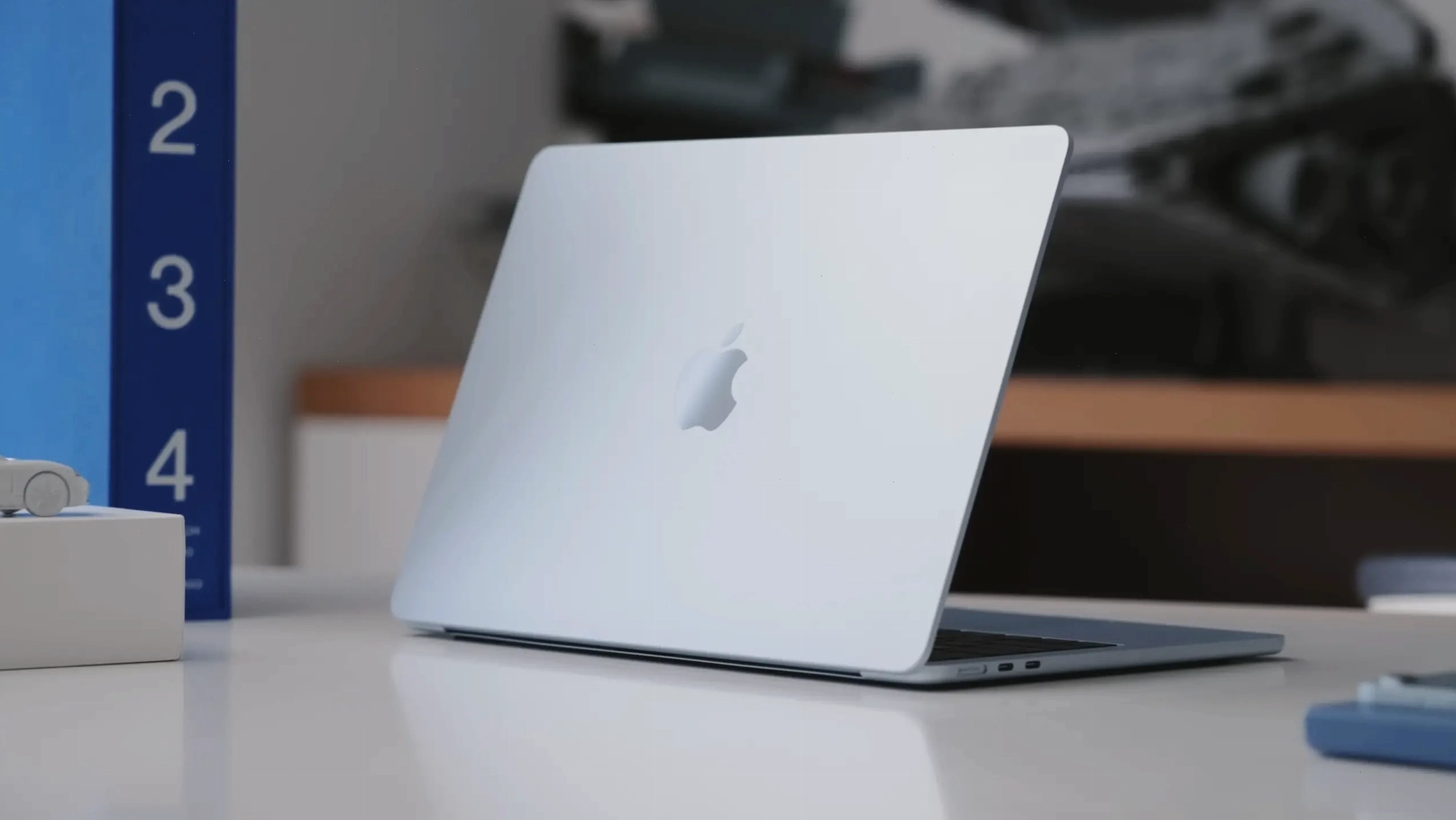 Người dùng đang làm việc đa nhiệm trên MacBook Air M4 với nhiều ứng dụng mở cùng lúc