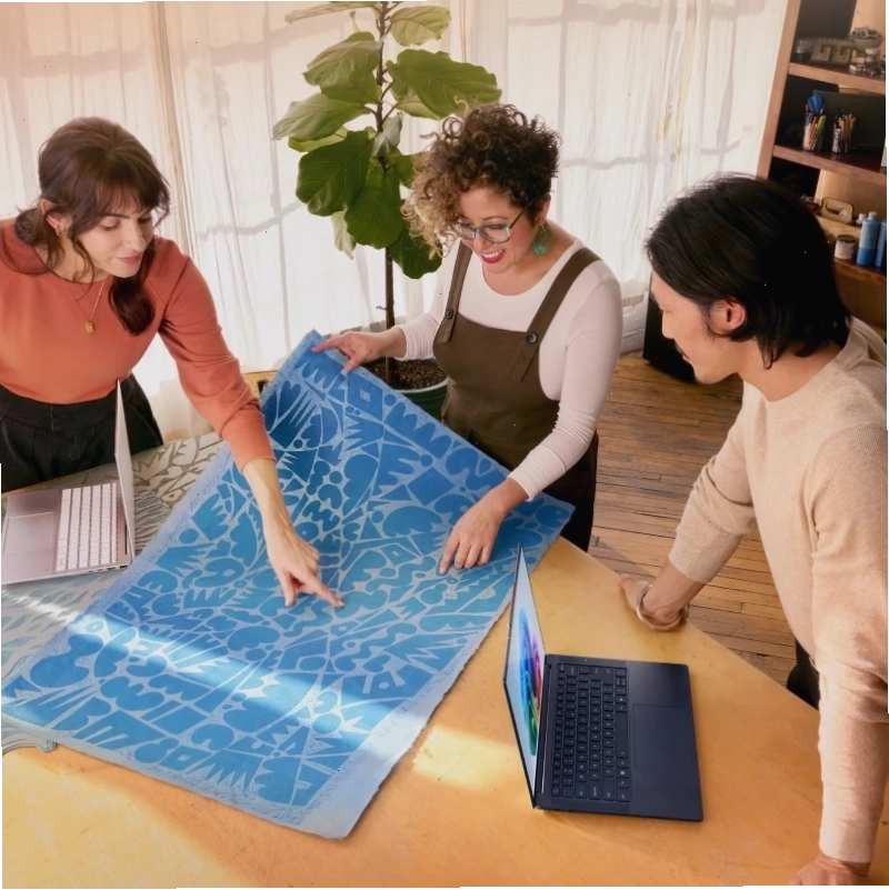 Người dùng làm việc đa nhiệm trên laptop chạy Windows 11