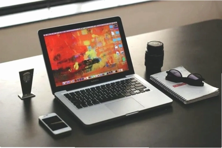 Người dùng làm việc trên laptop với nhiều cửa sổ mở