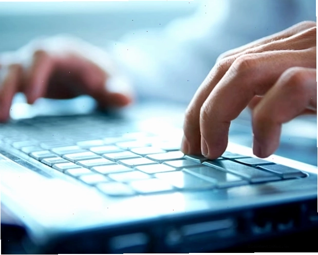 Người dùng sử dụng vân tay để xác thực đăng nhập bằng Passkey