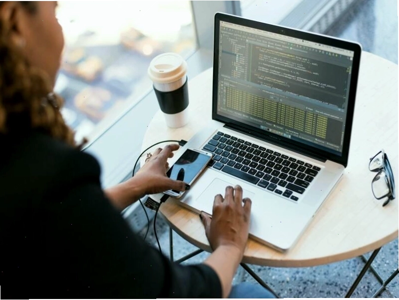 Người trẻ đang tập trung học lập trình Python trên máy tính