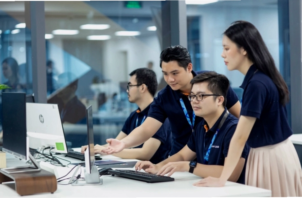 Nhân viên FPT Cloud tư vấn giải pháp thuê máy chủ ảo