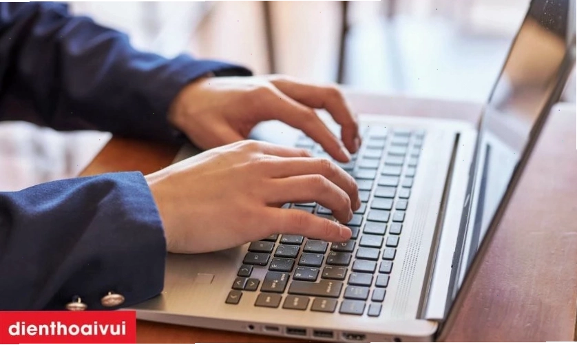 Nhân viên kỹ thuật đang kiểm tra laptop tại trung tâm sửa chữa uy tín