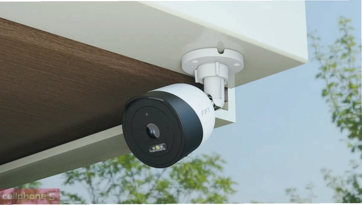 Nhân viên kỹ thuật đang tiến hành lắp đặt camera giám sát tại một hộ gia đình ở quận 9