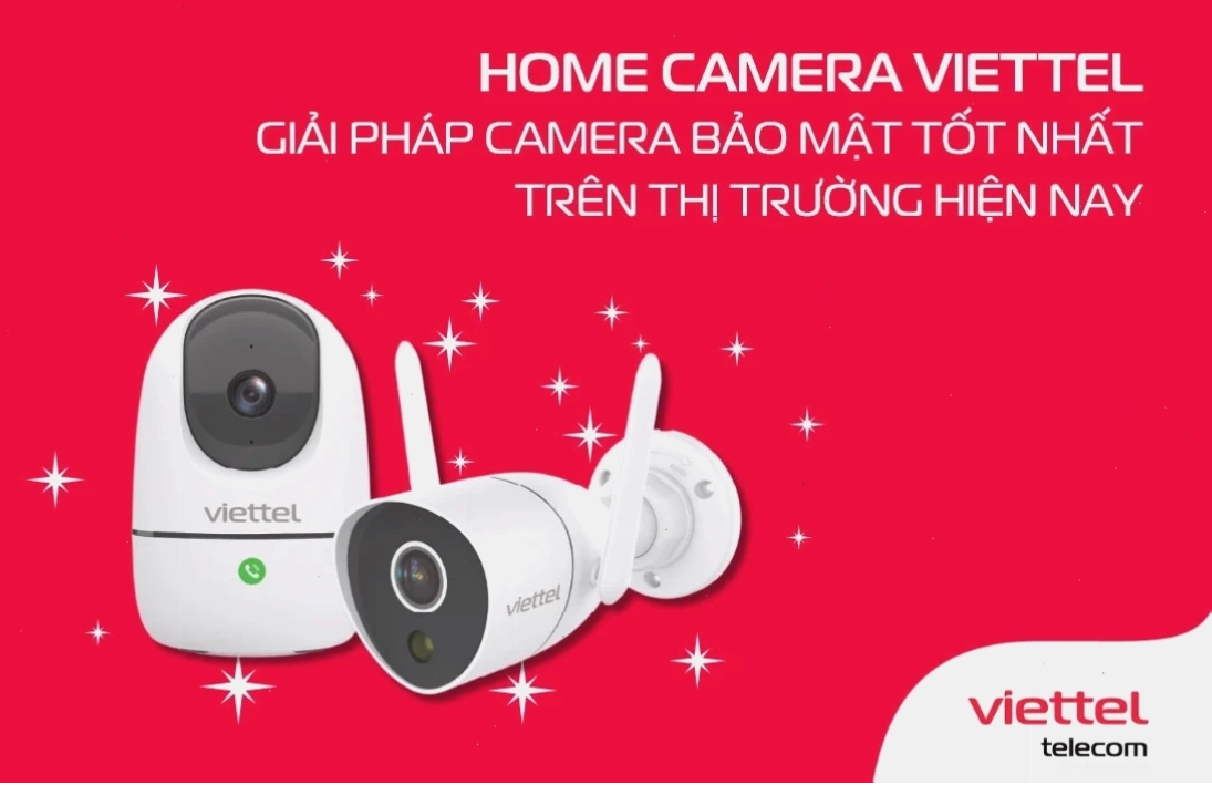 Nhân viên kỹ thuật đang tiến hành lắp đặt camera tại nhà khách hàng