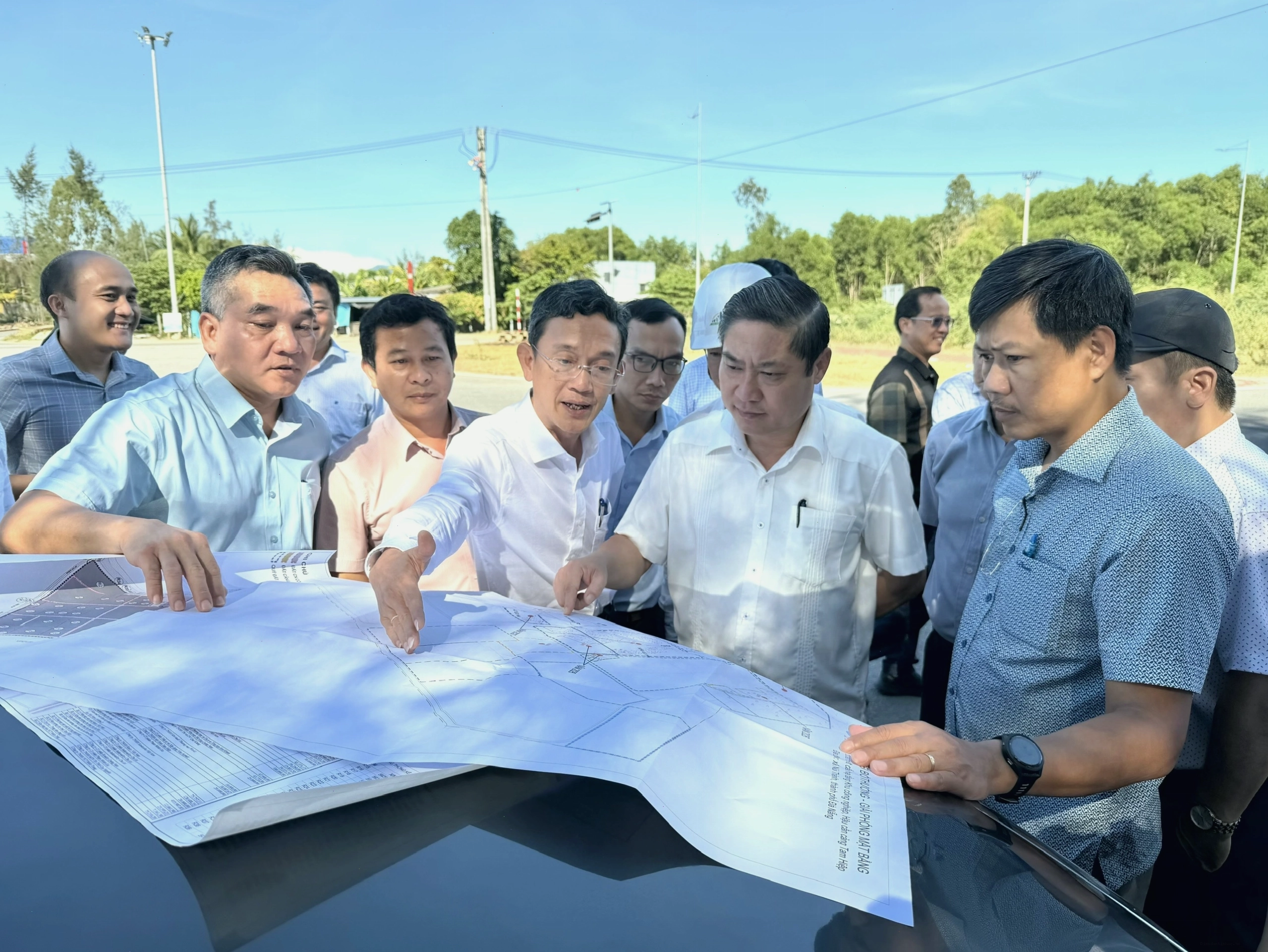 Nhân viên tư vấn khách hàng