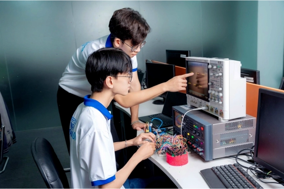 Nhóm kỹ sư đang thảo luận về dự án mạng
