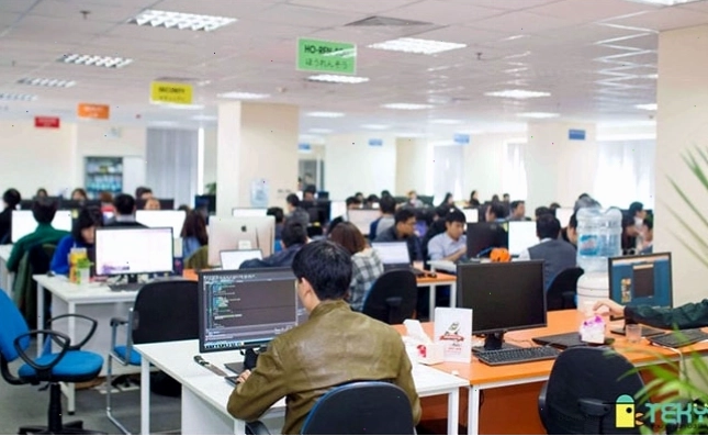 Nhóm lập trình viên đang làm việc trong môi trường chuyên nghiệp