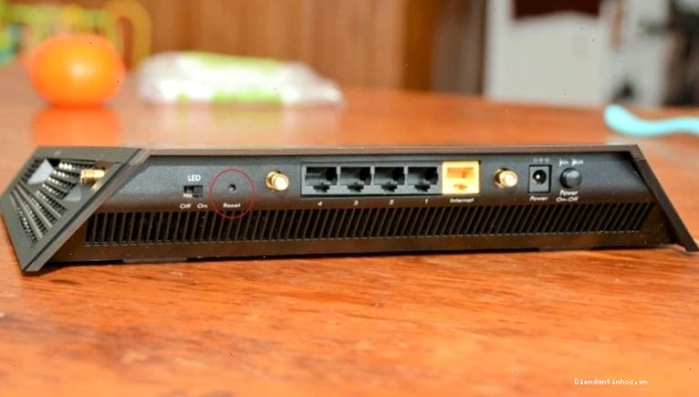 Nút reset thường được giấu kỹ trên router