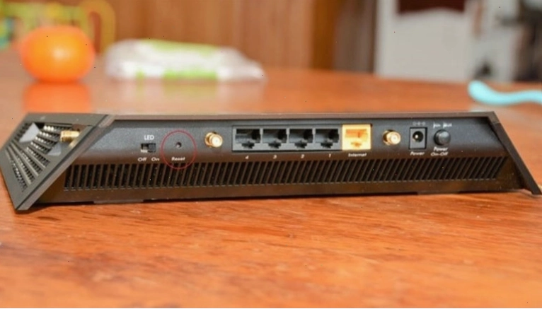 Nút reset trên router thường được giấu kín ở mặt sau hoặc đáy thiết bị