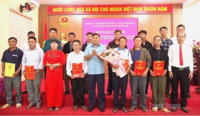 Phụ huynh theo dõi kết quả học tập của con em