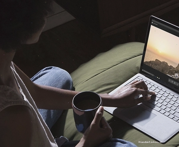 Phụ nữ làm việc trên laptop
