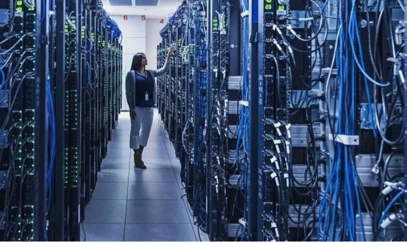 Server là máy tính đặc biệt có khả năng lưu trữ và xử lý dữ liệu lớn