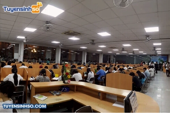Sinh viên IUH trong giờ thực hành tại phòng thí nghiệm