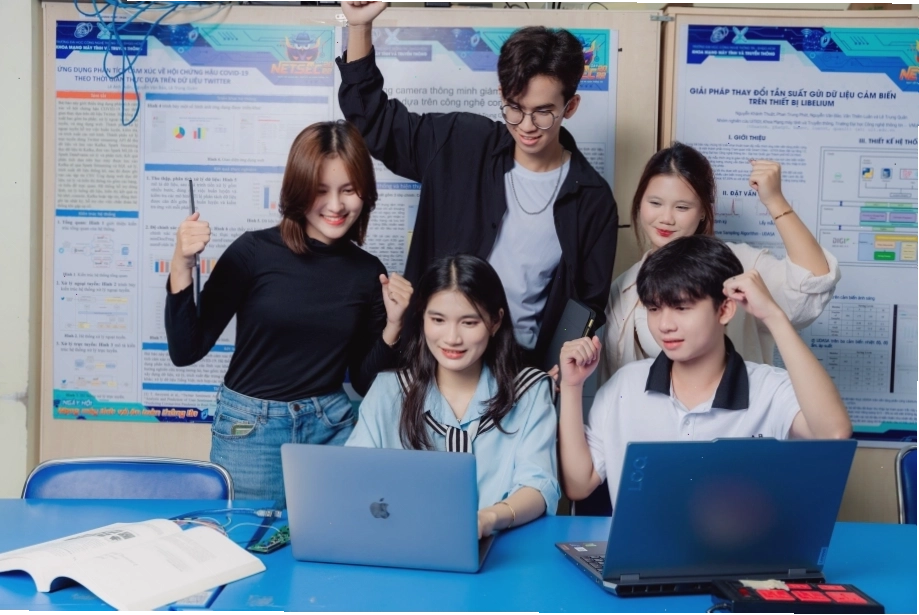 Sinh viên thực hành trong phòng thí nghiệm an toàn thông tin