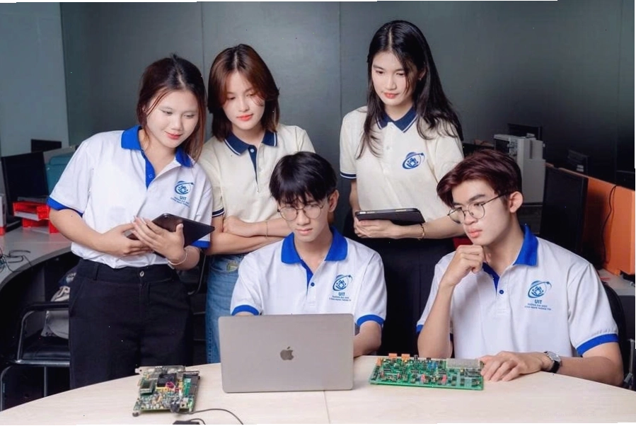 Sinh viên UIT thực hành với thiết bị mạng