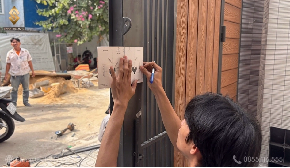 So sánh khóa vân tay cửa sắt và cửa kính