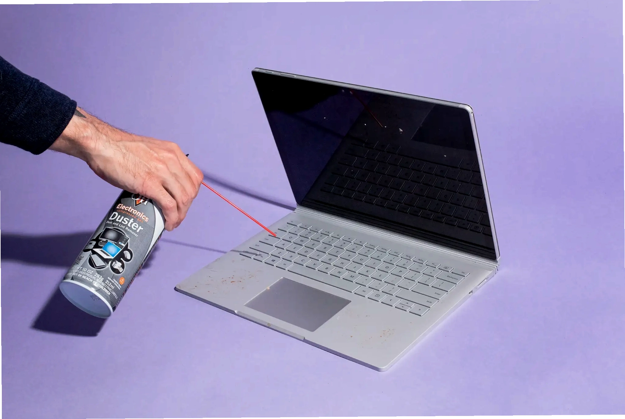 Sử dụng bình khí nén để thổi bay bụi bẩn trên laptop
