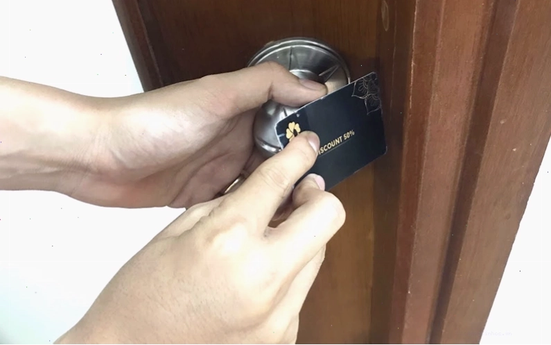 Sử dụng thẻ ATM để mở khóa cửa tay gạt khi mất chìa