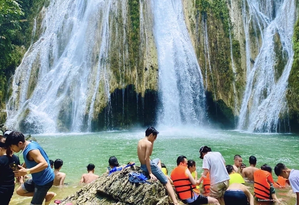 Thác Khuổi Nhi gần hồ Na Hang