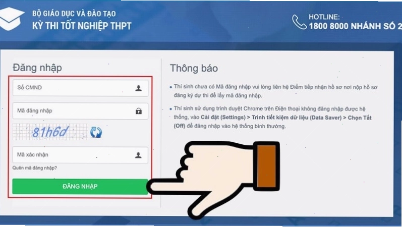 Thí sinh đang tra cứu kết quả thi tốt nghiệp THPT