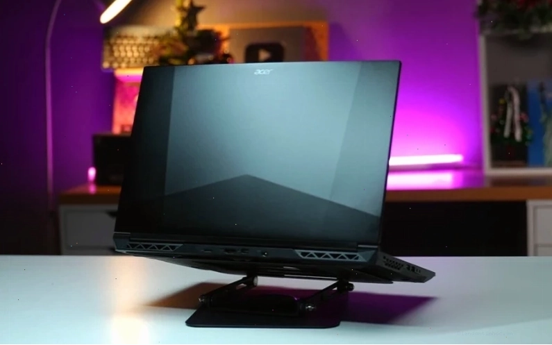 Thiết kế Acer Aspire 7 với chất liệu nhôm cao cấp và bản lề nâng gầm