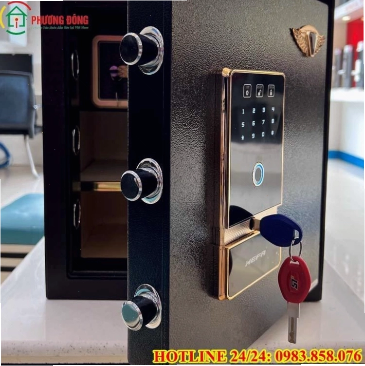 Thợ chuyên nghiệp đang mở két sắt vân tay