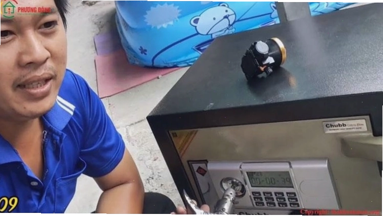 Thợ sửa khóa đang kiểm tra tình trạng két sắt
