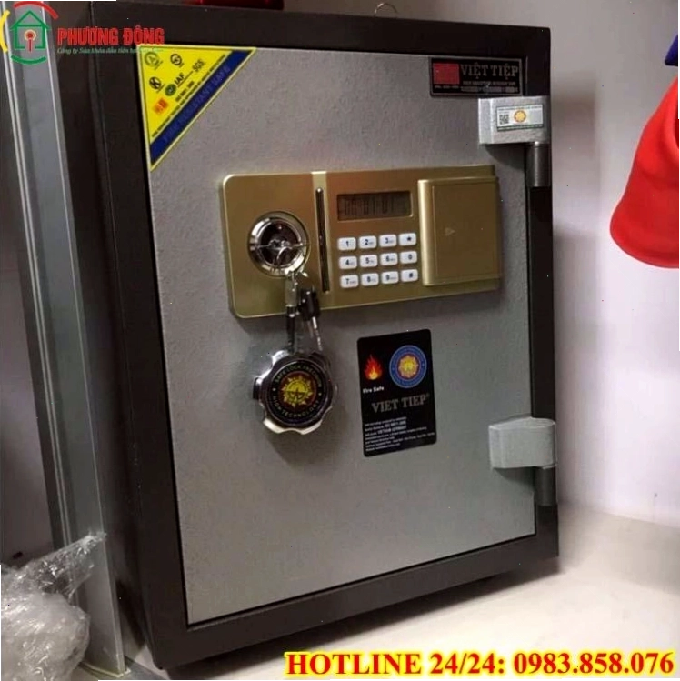 Thợ sửa khóa két sắt đang kiểm tra và sửa chữa