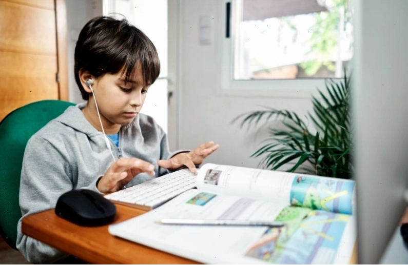 Trẻ tự học và ít giao tiếp với mọi người xung quanh
