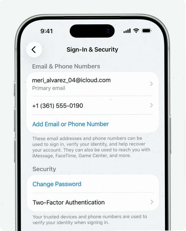 Trong Cài đặt trên iPhone, truy cập mục Đăng nhập & Bảo mật để quản lý thông tin Apple ID