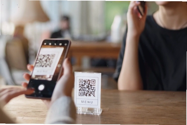 Ví dụ về mã QR có thêm logo và các tùy chỉnh khác
