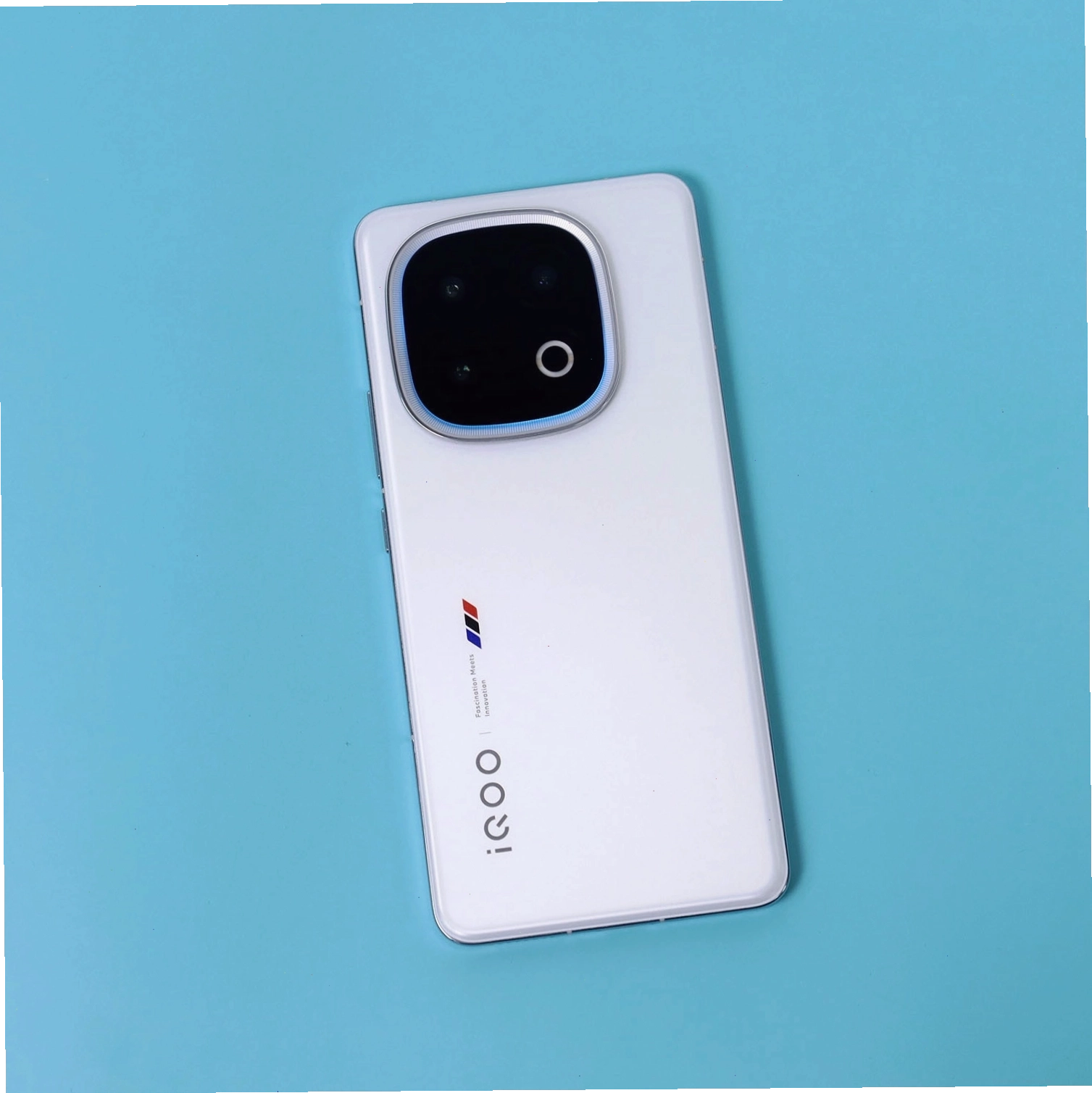 Vivo iQOO 13 trong một bối cảnh chụp sản phẩm chuyên nghiệp