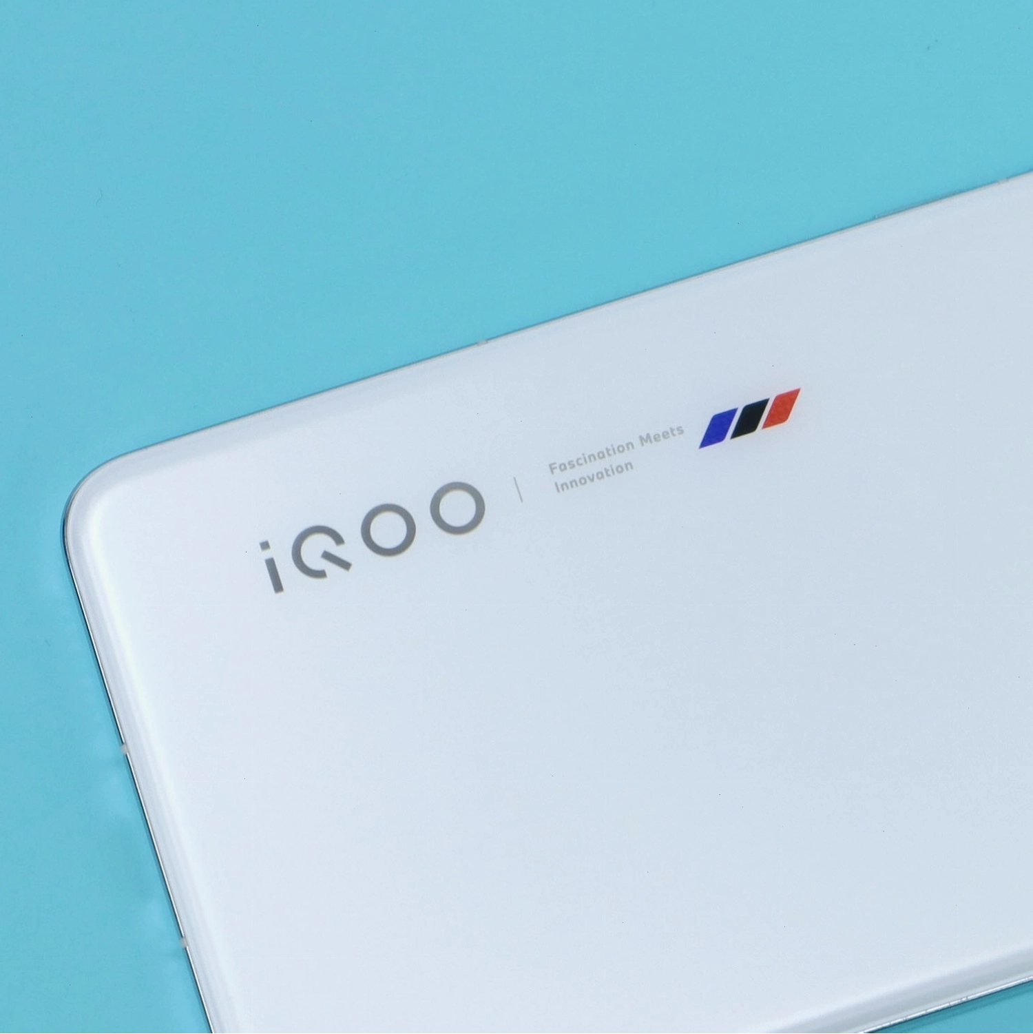 Vivo iQOO 13 với cổng kết nối và các nút bấm vật lý