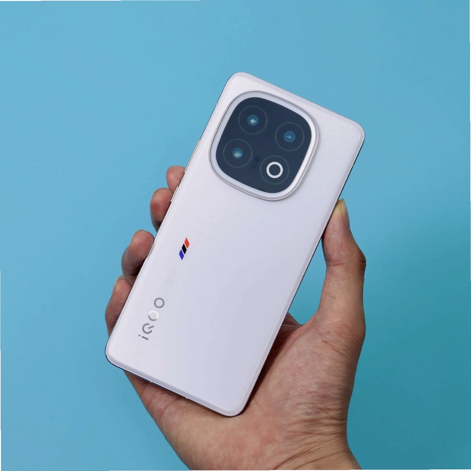 Vivo iQOO 13 với màn hình cong nhẹ tinh tế