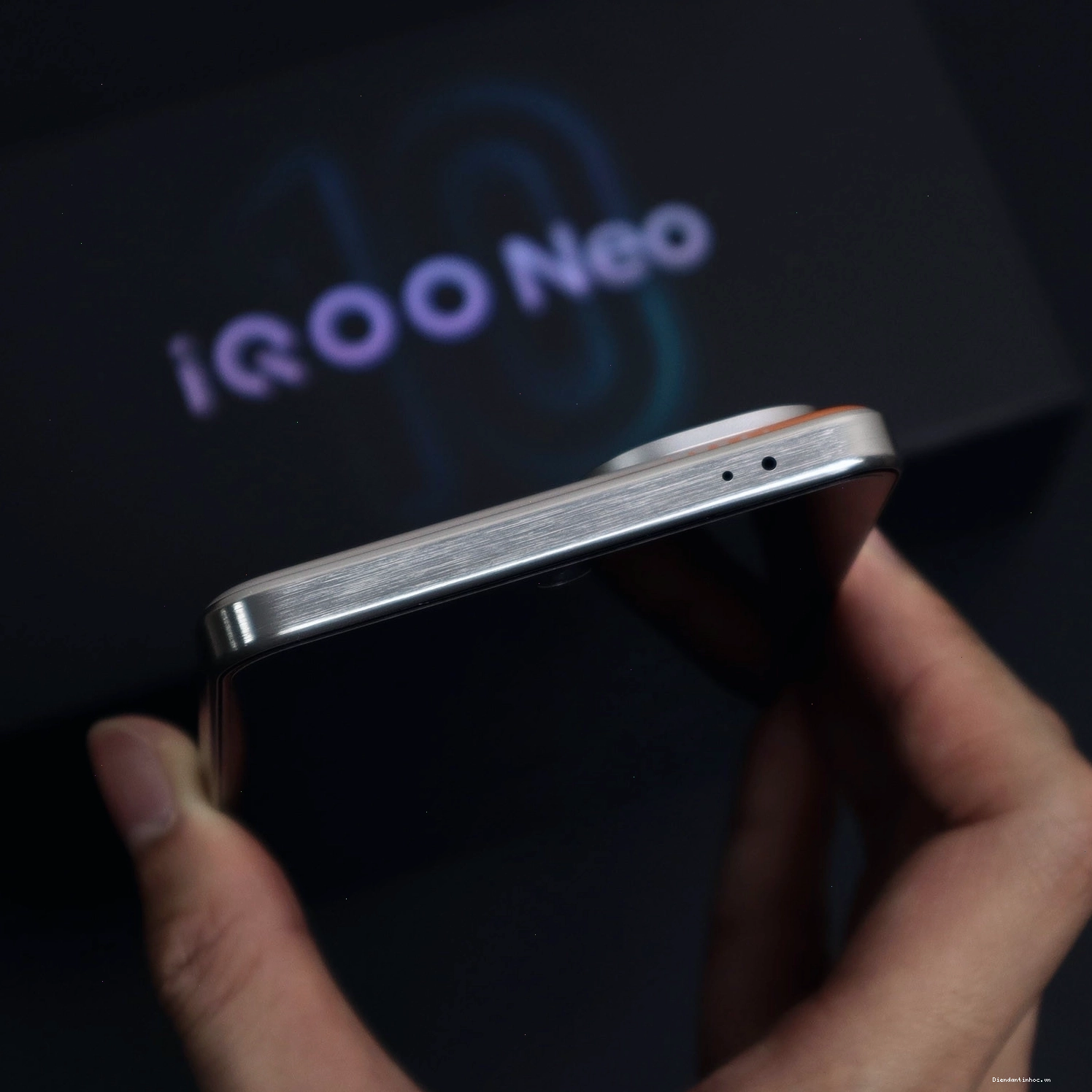Vivo iQOO Neo 10 trong hộp đựng