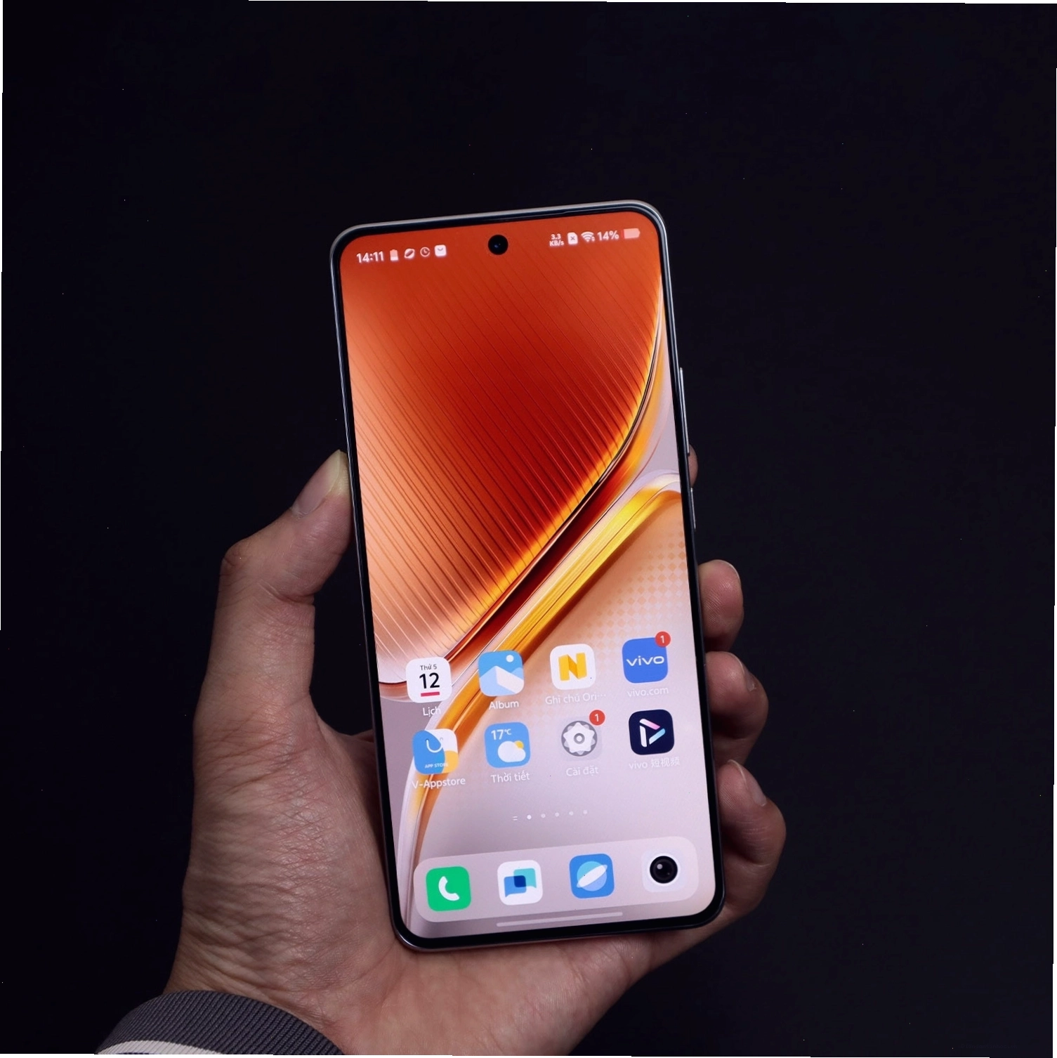 Vivo iQOO Neo 10 với mặt lưng bóng bẩy